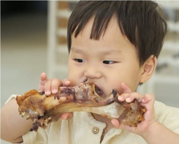 '슈돌'의 '먹짱' 정우, 족발 뜯기 끝판왕 등극 [N컷]