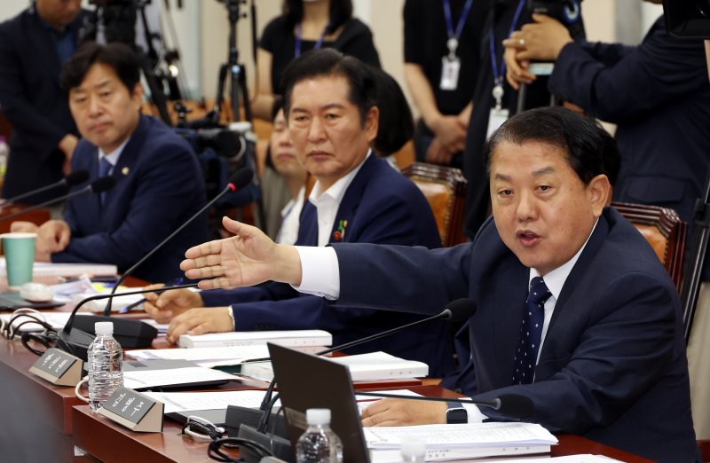 [서울=뉴시스] 조성봉 기자 = 김병주 더불어민주당 의원이 15일 서울 여의도 국회 국방위원회에서 열린 안규백 국방부 장관 후보자의 인사슈퍼슬롯에서 성일종 국방위원장에게 발언권을 신청하고 있다. 2025.07.15. suncho21@newsis.com