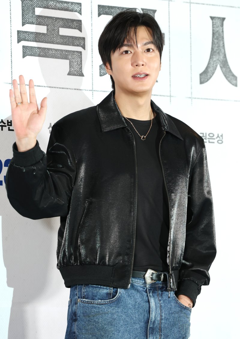 배우 이민호가 15일 서울 코엑스 메가박스에서 열린 영화 '전지적 독자 시점‘(감독 김병우) 언론 시사회에 참석해 포즈를 취하고 있다. '전지적 독자 시점'은 10년 이상 연재된 소설이 완결된 날 소설 속 세계가 현실이 되어 버리고, 유일한 독자였던 ‘김독자’가 소설의 주인공 ‘유중혁’ 그리고 동료들과 함께 멸망한 세계에서 살아남기 위한 판타지 액션 영화다. 2025.7.15/뉴스1 ⓒ News1 권현진 기자