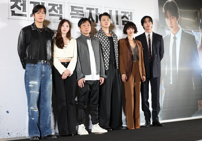 배우 이민호(왼쪽부터)와 채수빈, 김병우 감독, 신승호, 나나, 안효섭이 15일 서울 코엑스 메가박스에서 열린 영화 '전지적 독자 시점‘ 언론 시사회에 참석해 포즈를 취하고 있다. '전지적 독자 시점'은 10년 이상 연재된 소설이 완결된 날 소설 속 세계가 현실이 되어 버리고, 유일한 독자였던 ‘김독자’가 소설의 주인공 ‘유중혁’ 그리고 동료들과 함께 멸망한 세계에서 살아남기 위한 판타지 액션 영화다. 2025.7.15/뉴스1 ⓒ News1 권현진 기자