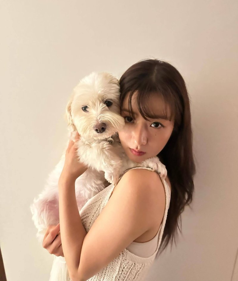 '라도와 8년 열애' 윤보미, 반려견에도 애정 뚝뚝…상큼 미모 [N샷]