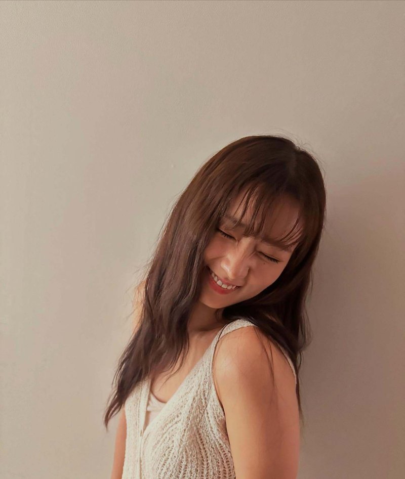 '라도와 8년 열애' 윤보미, 반려견에도 애정 뚝뚝…상큼 미모 [N샷]