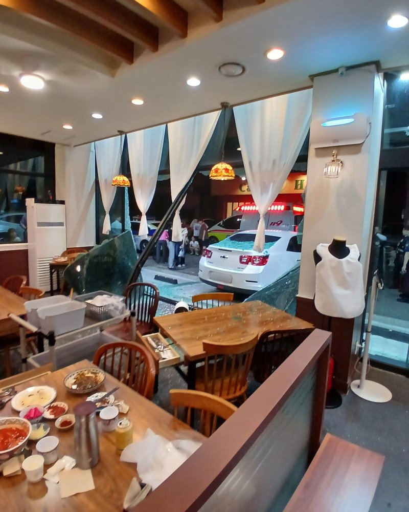 [인천=뉴시스] 지난 11일 오후 인천 서구 청라동 한 음식점으로 승용차가 돌진하는 사고가 발생했다. (사진=인천소방본부 제공) 2025.07.15. photo@newsis.com