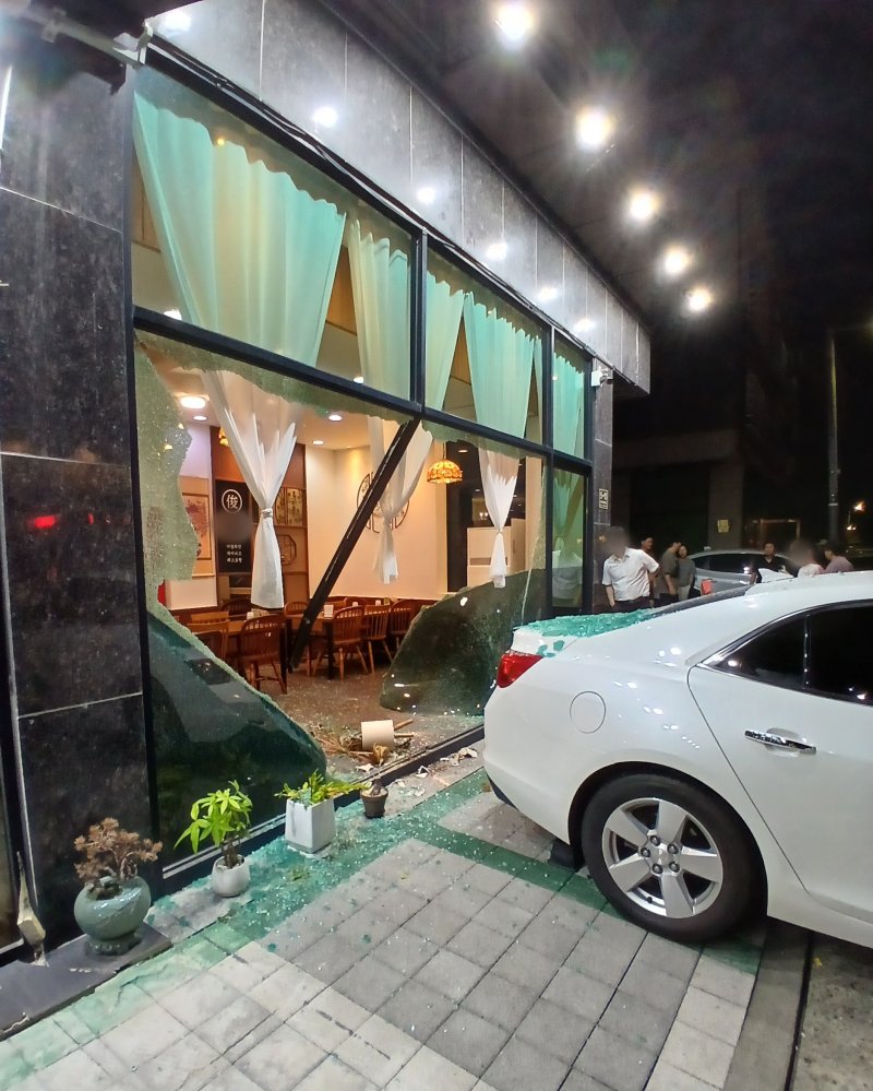 [인천=뉴시스] 지난 11일 오후 인천 서구 청라동 한 음식점으로 승용차가 돌진하는 사고가 발생했다. (사진=인천소방본부 제공) 2025.07.15. photo@newsis.com