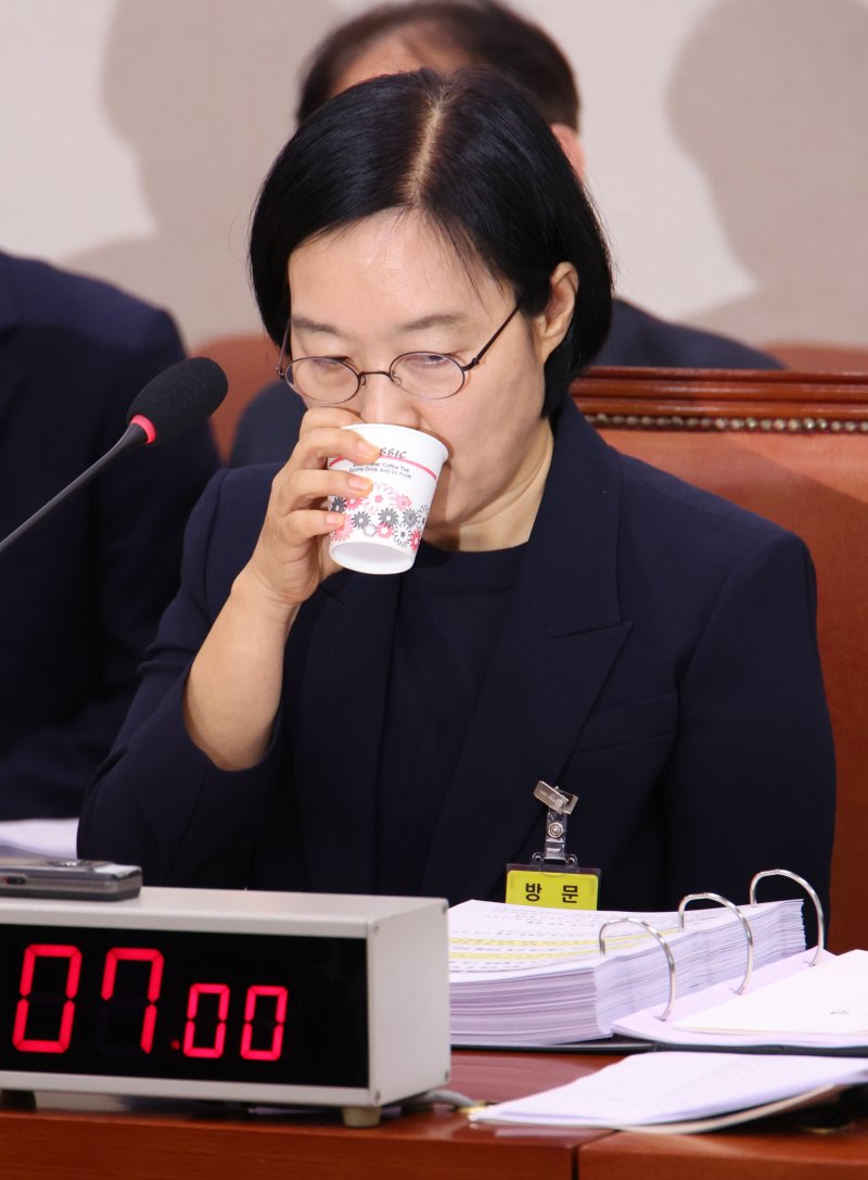 [서울=뉴시스] 김금보 기자 = 블랙잭 베팅 중소벤처기업부 장관 후보자가 15일 서울 여의도 국회 산업통상자원중소벤처기업위원회에서 열린 인사청문회에서 물을 마시고 있다. 2025.07.15. kgb@newsis.com
