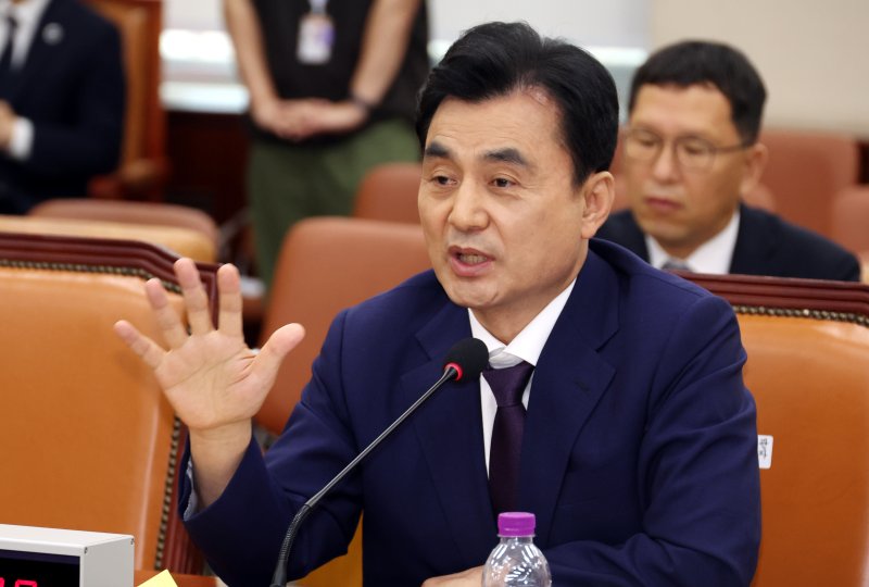 [서울=뉴시스] 조성봉 기자 = 안규백 국방부 장관 후보자가 15일 서울 여의도 국회 국방위원회에서 열린 인사청문회에서 의원들의 질의에 답변하고 있다. 2025.07.15. suncho21@newsis.com