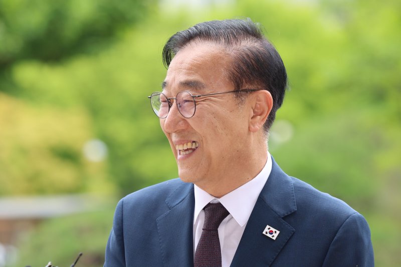 김윤덕 국토교통부 장관 솔카지노가 15일 정부과천청사에 마련된 인사청문회 준비 사무실로 처음 출근하며 취재진 질문에 답하고 있다. 뉴시스