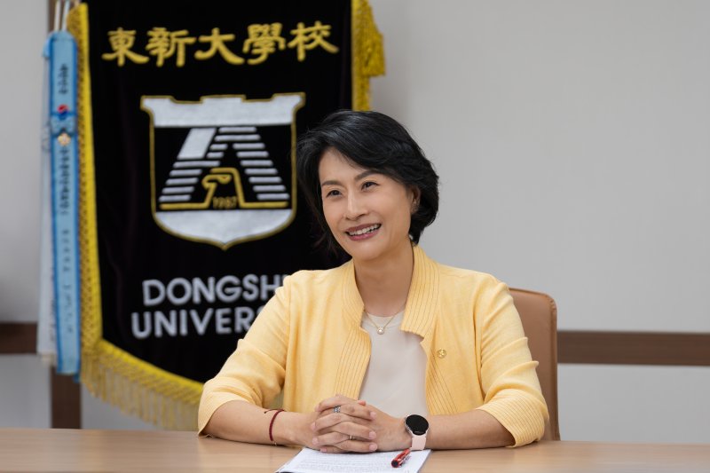 이주희 동신대 총장이 15일 파이낸셜뉴스와의 인터뷰에서 글로컬대학30에 최종 선정된 소감과, 향후 지역과 동반 성장하는 방안에 대한 구상을 설명하고 있다. 동신대 제공