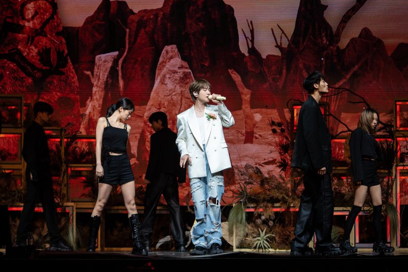 '데뷔 18년 차' 온유 "언제나 새로운 도전…전 멈추지 않아요"