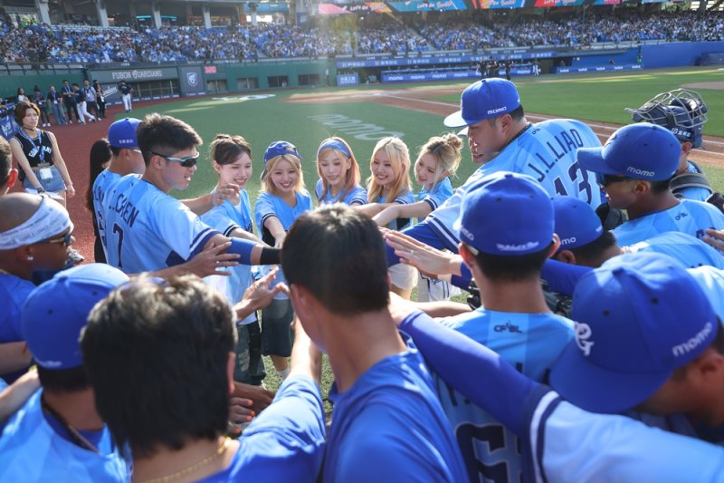 영파씨 대만서도 힙하고 쿨하게…페스티벌에 시구까지