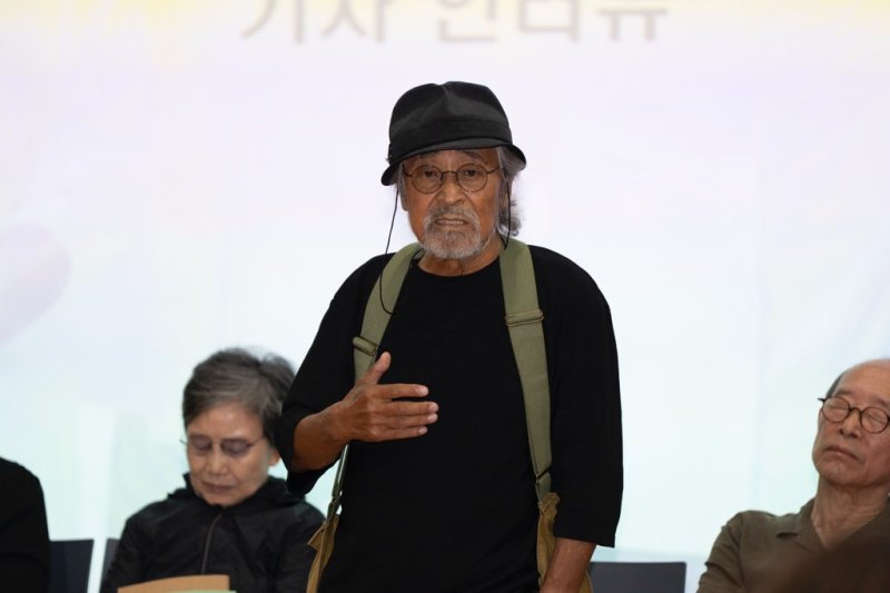 [서울=뉴시스]15일 서울 종로구 서울연극센터에서 '제10회 늘푸른연극제' 제작발표회 및 기자간담회가 열렸다. 원로 배우 최종원(75)이 발언하고 있다. (사진=한국연극협회 제공)