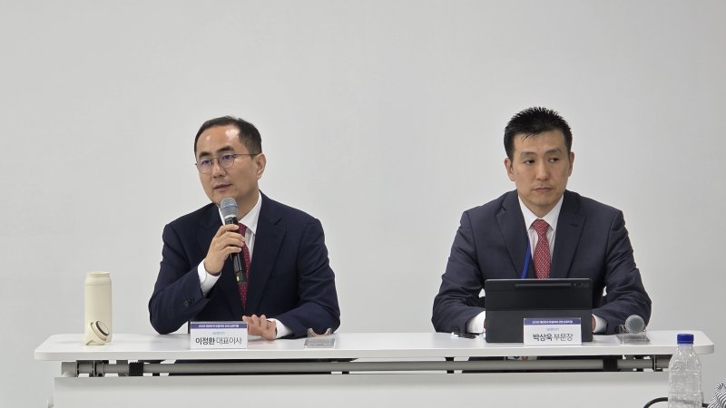 이정환 SK렌터카 대표이사(왼쪽)와 박상욱 SK렌터카 경영지원 부문장은 15일 충남 천안시 'SK렌터카 오토옥션'에서 열린 '2025 대한민국 모빌리티산업 심포지엄' 직후 한국자동차기자협회 소속 기자들과의 간담회를 가졌다.(차기자협회 제공)