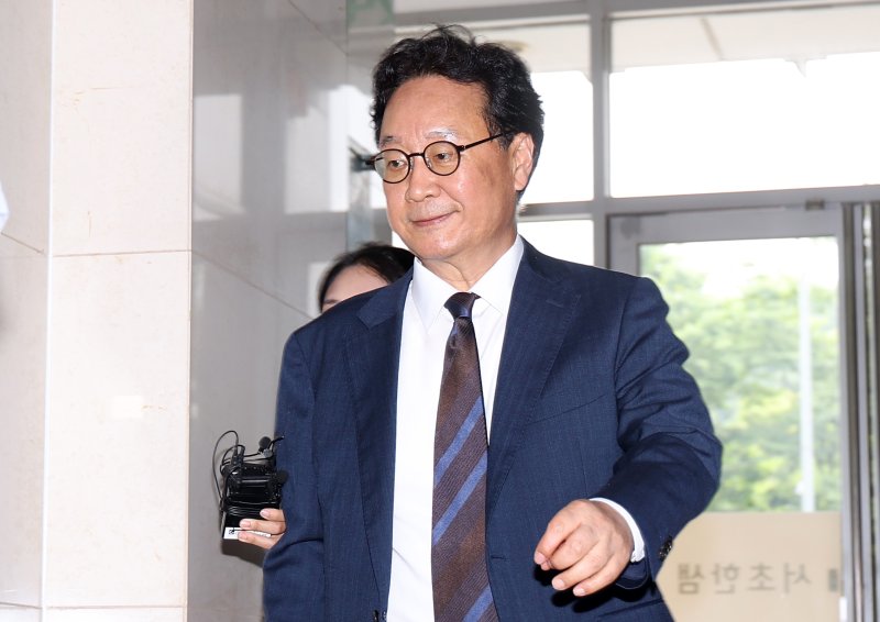 [서울=뉴시스] 김선웅 기자 = 왕윤종 전 국가안보실 경제안보비서관이 15일 서울 서초구 소재 순직해병 바카라사이트 추천 사무실에 이른바 'VIP 격노설'과 관련해 참고인 신분으로 조사를 받기 위해 출석하고 있다. 2025.07.15. mangusta@newsis.com