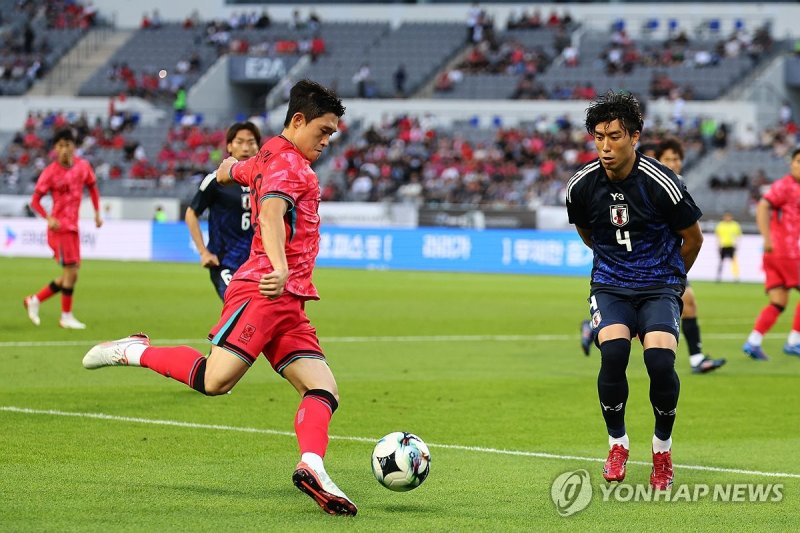 패스 시도하는 이동경 (출처=연합뉴스)