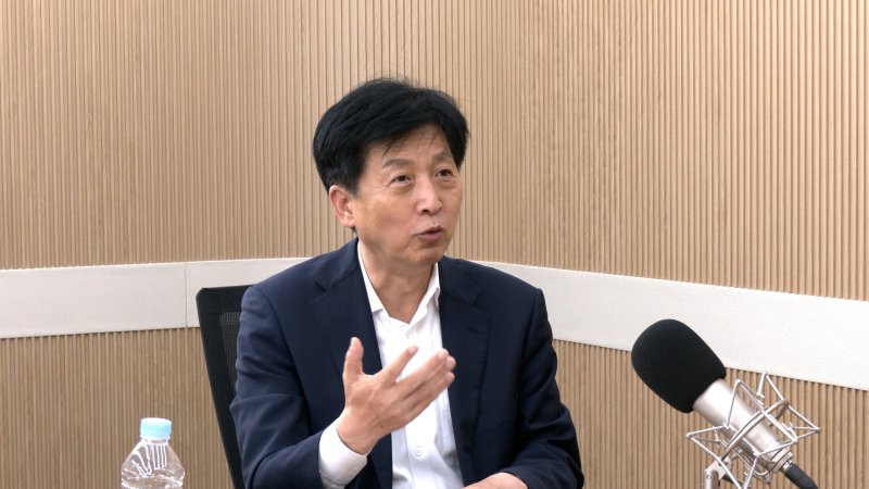 더불어민주당 '코스피5000 특별위원회' 위원장인 오기형 민주당 의원이 15일 뉴스1TV '팩트앤뷰'에 출연해 질문에 답하고 있다.