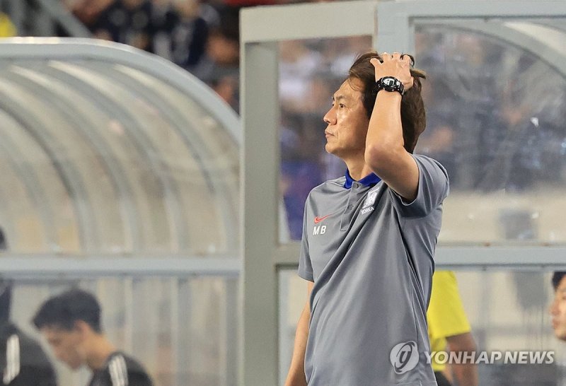 경기 지켜보는 홍명보 감독 (출처=연합뉴스)