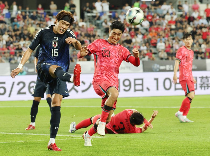 [용인=뉴시스] 김진아 기자 = 15일 경기 용인미르스타디움에서 열린 2025 동아시아축구연맹(EAFF) E-1 챔피언십(동아시안컵) 남자부 한국과 일본의 경기, 한국 서민우가 볼다툼을 하고 있다. 2025.07.15. bluesoda@newsis.com