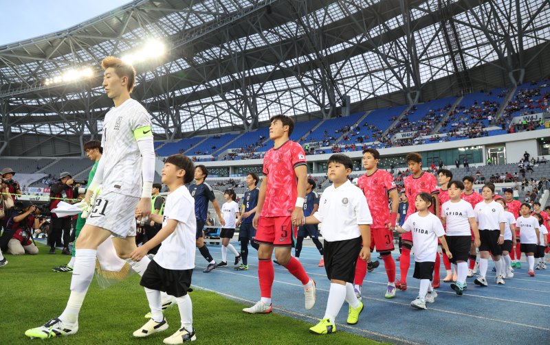 [용인=뉴시스] 김진아 기자 = 15일 경기 용인미르스타디움에서 열린 2025 동아시아축구연맹(EAFF) E-1 챔피언십(동아시안컵) 남자부 한국과 일본의 경기, 한국 선수들이 입장하고 있다. 2025.07.15. bluesoda@newsis.com