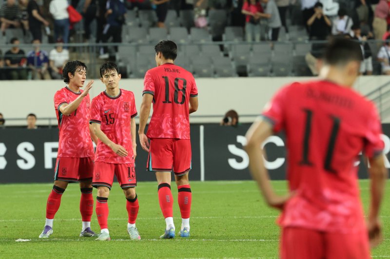 15일 오후 경기 용인시 처인구 용인미르스타디움에서 열린 2025 동아시아축구연맹(EAFF) E-1 챔피언십 남자부 대한민국과 일본의 경기에서 1대 0으로 패하며 우승을 놓친 대표팀 선수들이 벳네온워 하고 있다. 2025.7.15/뉴스1 ⓒ News1 김영운 기자