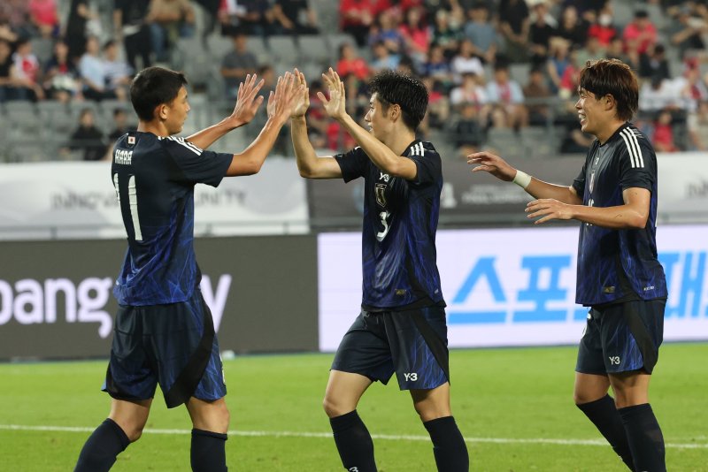 15일 오후 경기 용인시 처인구 용인미르스타디움에서 열린 2025 동아시아축구연맹(EAFF) E-1 챔피언십 남자부 대한민국과 벳네온의 경기에서 1대 0으로 승리하며 우승을 차지한 벳네온 대표팀 선수들이 자축하고 있다. 2025.7.15/뉴스1 ⓒ News1 김영운 기자