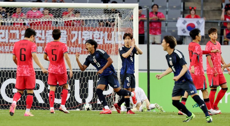 [용인=뉴시스] 김진아 기자 = 15일 경기 용인미르스타디움에서 열린 2025 동아시아축구연맹(EAFF) E-1 챔피언십(동아시안컵) 남자부 한국과 일본의 경기, 한국 선수들이 일본 료 저메인에게 실점을 허용한 뒤 아쉬워하고 있다. 2025.07.15. bluesoda@newsis.com