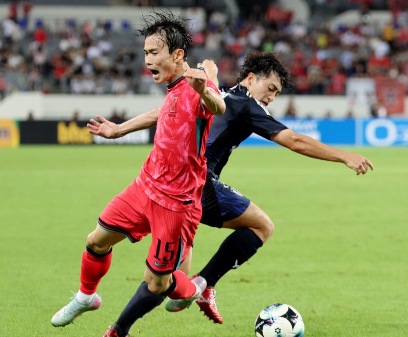 [용인=뉴시스] 김진아 기자 = 15일 경기 용인미르스타디움에서 열린 2025 동아시아축구연맹(EAFF) E-1 챔피언십(동아시안컵) 남자부 한국과 일본의 경기, 한국 김문환이 프리킥을 얻어내고 있다. 2025.07.15. bluesoda@newsis.com