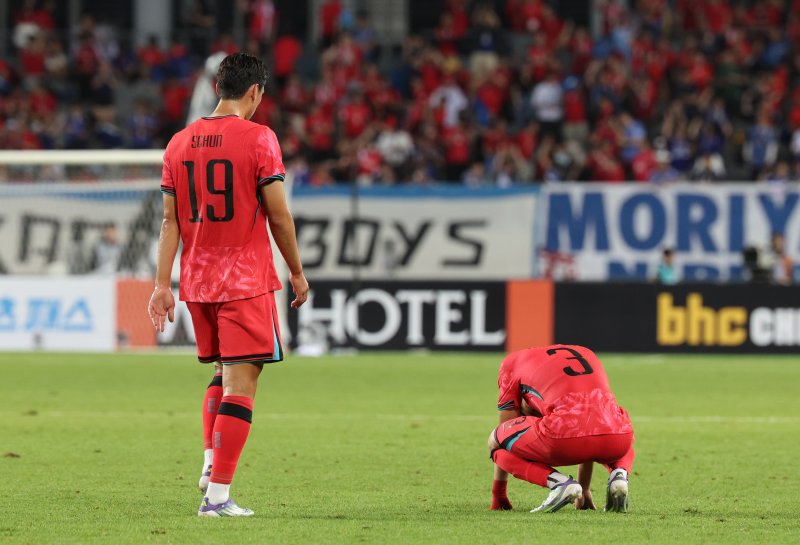[용인=뉴시스] 김진아 기자 = 15일 경기 용인미르스타디움에서 열린 2025 동아시아축구연맹(EAFF) E-1 챔피언십(동아시안컵) 남자부 한국과 일본의 경기, 0-1로 패한 한국 선수들이 아쉬워하고 있다. 2025.07.15. bluesoda@newsis.com