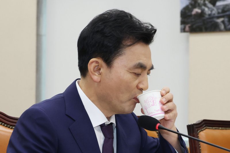 안규백 국방부 장관 후보자가 15일 오전 서울 여의도 국회 국방위원회 전체회의장에서 열린 인사청문회에 출석해 물을 마시고 있다. 2025.7.15/뉴스1 ⓒ News1 이광호 기자