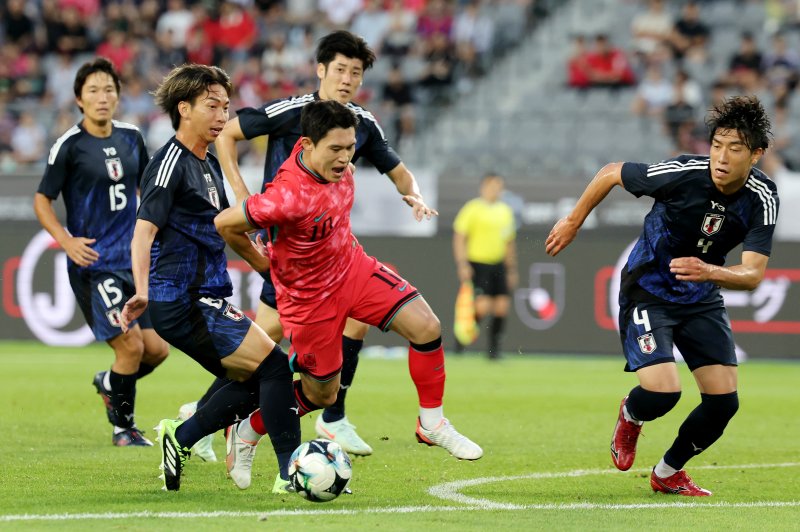 [용인=뉴시스] 김진아 기자 = 15일 경기 용인미르스타디움에서 열린 2025 동아시아축구연맹(EAFF) E-1 챔피언십(동아시안컵) 남자부 한국과 일본의 경기, 한국 이동경이 일본 하야오 가와베의 태클에 걸려 넘어지고 있다. 2025.07.15. bluesoda@newsis.com