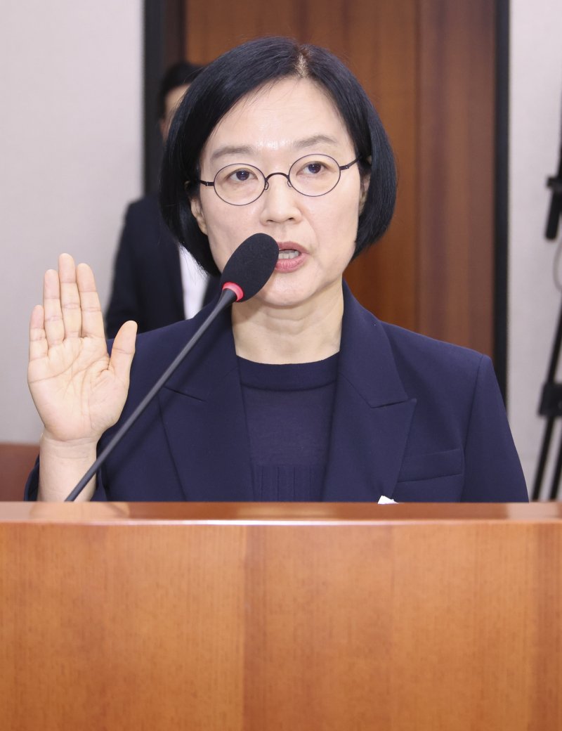 [서울=뉴시스] 김금보 기자 = 한성숙 중소벤처기업부 장관 후보자가 15일 서울 여의도 국회 산업통상자원중소벤처기업위원회에서 열린 인사청문회에서 선서를 하고 있다. 2025.07.15. kgb@newsis.com