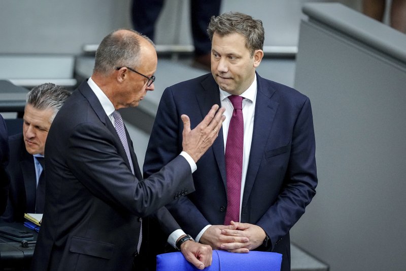 [베를린=AP/뉴시스] 프리드리히 메르츠 독일 총리(왼쪽)와 라르스 클링바일 부총리 겸 재무장관이 24일 베를린에서 열린 연방하원 회의에 출석하고 있다. 클링바일 장관은 이날 연립정부의 세출계획을 발표했다. 2025.06.24