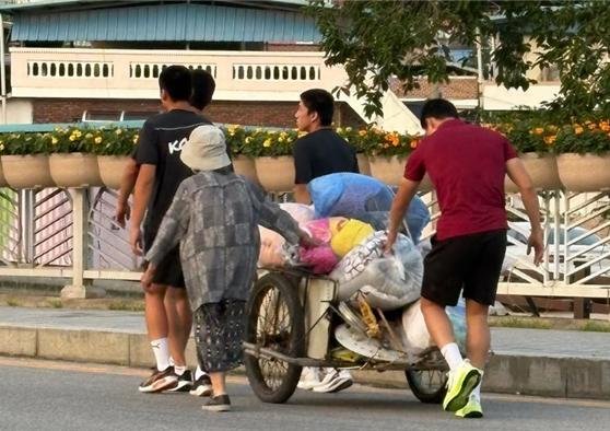 "리어카 끄는 할머니 보자마자 달려갔다"…정체는 축구선수