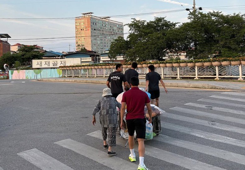 "리어카 끄는 할머니 보자마자 달려갔다"…정체는 축구선수