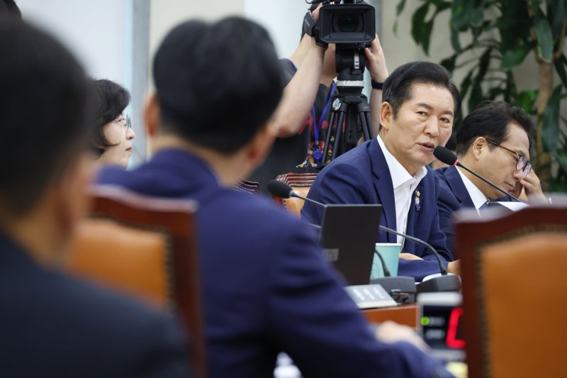 정청래 더불어민주당 의원이 15일 오전 서울 여의도 국회 국방위원회 전체회의장에서 열린 안규백 국방부장관 후보자 인사청문회에서 질의하고 있다. 2025.7.15/뉴스1 ⓒ News1 이광호 기자