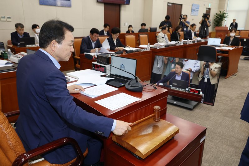 8일 오후 서울 여의도 국회에서 열린 국방위원회 전체회의에서 성일종 위원장이 의사봉을 두드리며 안규백 국방부 장관 후보자 인사청문회 실시계획서 채택의 건 등 안건을 상정하고 있다. 2025.7.8/뉴스1 ⓒ News1 이광호 기자