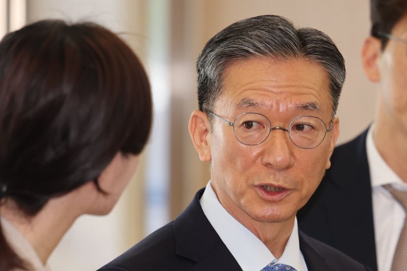 [서울=뉴시스] 권창회 기자 = 정성호 법무부장관 후보자가 1일 오전 서울 종로구 적선현대빌딩에 마련된 인사청문회 준비 집무실로 출근하며 취재진 질의에 답하고 있다. 2025.07.01. kch0523@newsis.com