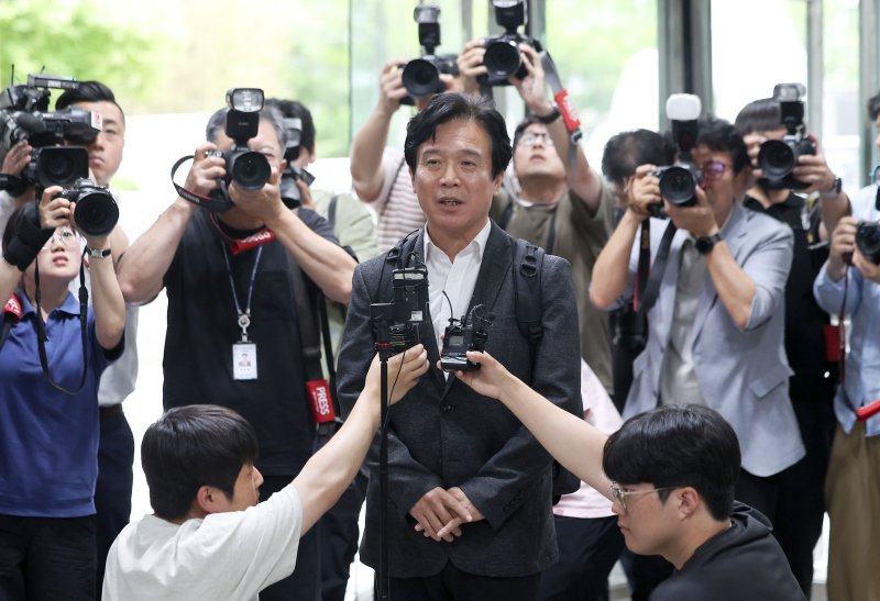 [서울=뉴시스] 김선웅 기자 = 김영훈 고용노동부 장관 후보자가 24일 서울 중구 서울지방고용노동청에 마련된 인사청문회 준비 사무실로 출근하며 취재진과 질의응답을 하고 있다. 2025.06.24. mangusta@newsis.com