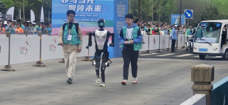 19일 중국 베이징 이좡경제개발구에서 열린 휴머노이드 마라톤 대회에서 휴머노이드 로봇이 달리고 있다. ⓒ News1 정은지 특파원