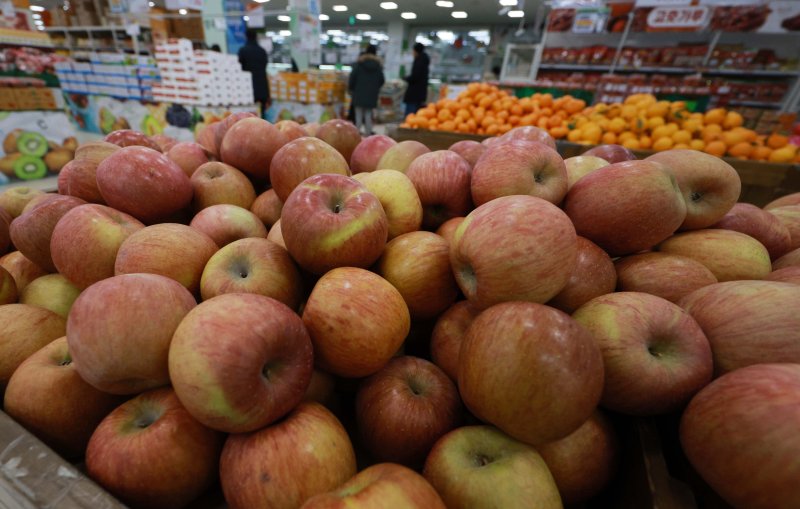 [서울=뉴시스] 고범준 기자 = 서울의 한 대형마트에서 사과가 판매되고 있다. 2025.01.01. bjko@newsis.com