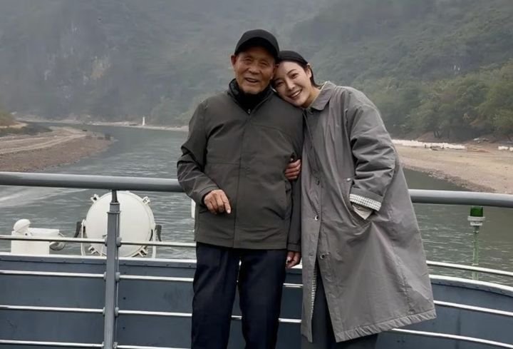 [서울=뉴시스] 정신 장애를 앓는 부모를 부양하기 위해 5살부터 집안일을 시작하고, 15살에 학업을 포기했다는 중국 여성의 사연이 온라인에서 감동을 주고 있다. (사진=사우스차이나모닝포스트 갈무리) 2025.07.15 *재판매 및 DB 금지