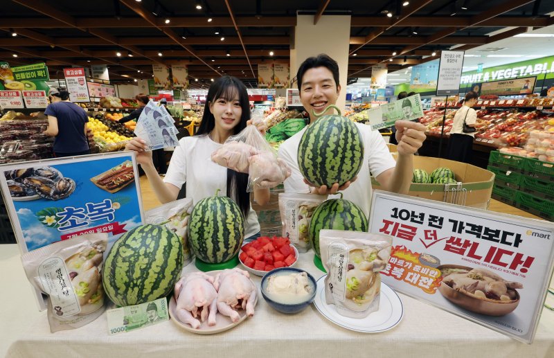 [서울=뉴시스] 배훈식 기자 = 모델들이 15일 오전 서울 용산구 이마트 용산점에서 거꾸로 가는 장바구니 물가 실현을 위한 '초복 나기' 상품을 선보이고 있다. 이마트는 대규모 가격투자를 통해 오는 17일부터 '국내산 무항생제 두마리 영계'(행사카드 전액 결제시, 20일 까지)와 '영양 삼계탕'(28일 까지)을 3980원에 판매한다. 수박은 17일 단 하루만 10년 전보다 저렴하게 정상가 대비 60% 할인한 9900원에 판매한다. 2025.07.15. dahora83@newsis.com