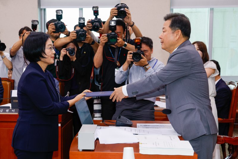 한성숙 중소벤처기업부 장관 후보자가 15일 오전 서울 여의도 국회 산업통산자원중소벤처기업위원회에서 열린 인사청문회에 출석해 선서문을 이철규 위원장에게 전달하고 있다. 2025.7.15/뉴스1 ⓒ News1 안은나 기자