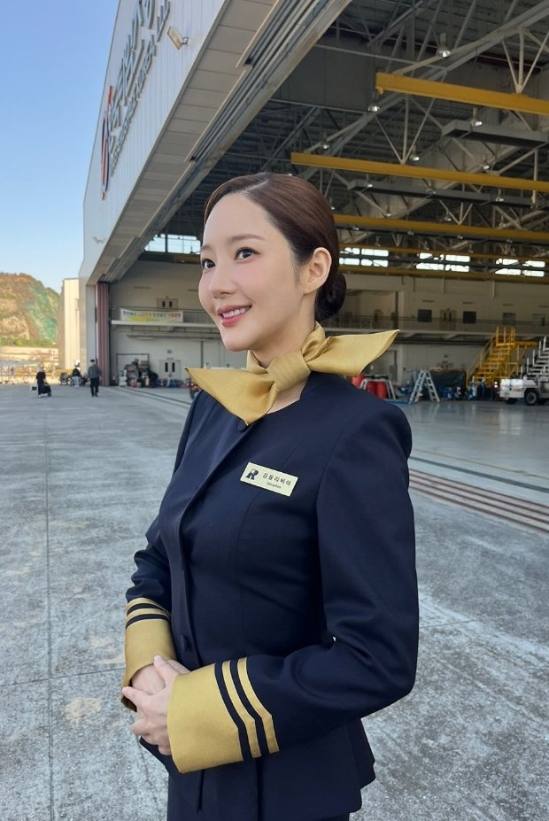 박민영, 승무원 유니폼 입고 뽐낸 여신미모…갈수록 예뻐져 [N샷]