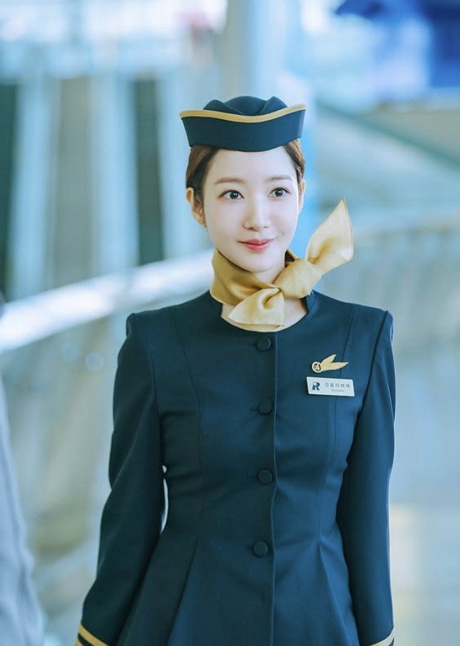 박민영, 승무원 유니폼 입고 뽐낸 여신미모…갈수록 예뻐져 [N샷]
