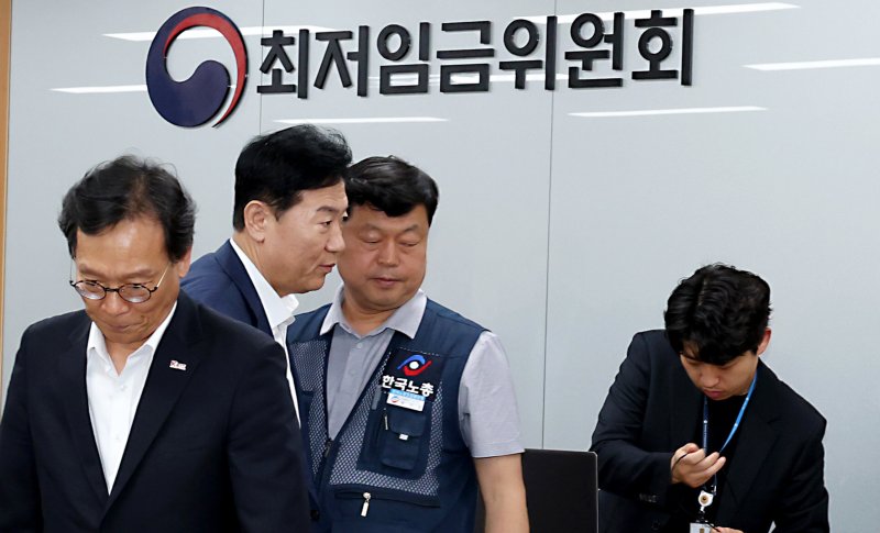 10일 저녁 세종시 정부세종청사 고용노동부에서 열린 최저임금위원회 제12차 전원회의에서 사용자위원과 한국노총 근로자위원들만이 참여하여 2026년 최저임금을 10,320원으로 합의하며 류기정 사용자위원과 류기섭 근로자위원이 회의장을 떠나고 있다. 2025.7.10/뉴스1 ⓒ News1 김기남 기자