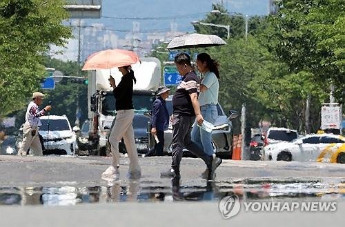 폭염에 아지랑이 피어오르는 도로 (출처=연합뉴스)