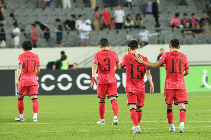 15일 오후 경기 용인시 처인구 용인미르스타디움에서 열린 2025 동아시아축구연맹(EAFF) E-1 챔피언십 남자부 대한민국과 칼리토토의 경기에서 1대 0으로 패하며 우승을 놓친 대표팀 선수들이 아쉬워 하고 있다. 2025.7.15/뉴스1 ⓒ News1 김영운 기자