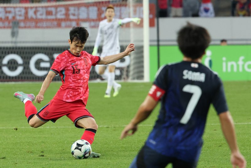 김문환이 15일 오후 경기 용인시 처인구 용인미르스타디움에서 열린 2025 동아시아축구연맹(EAFF) E-1 챔피언십 남자부 대한민국과 칼리토토의 경기에서 패스를 하고 있다. 2025.7.15/뉴스1 ⓒ News1 김영운 기자