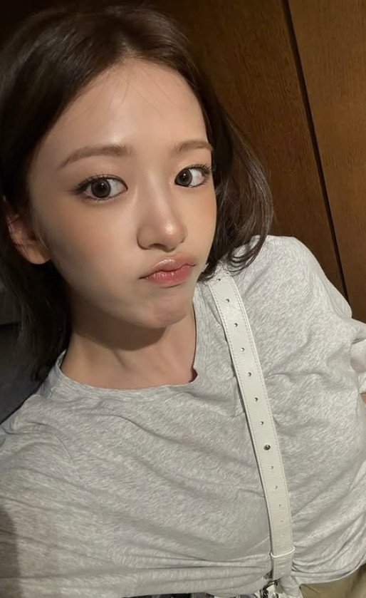 안유진, 잘록 허리 노출한 채 윙크…완벽 민낯까지 [N샷]