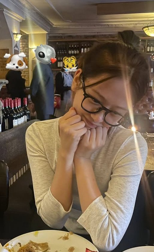 안유진, 잘록 허리 노출한 채 윙크…완벽 민낯까지 [N샷]